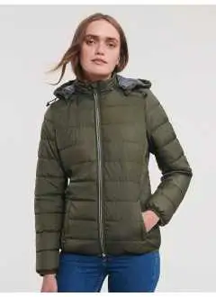 100% poliéster. Chaqueta ideal para condiciones más frías, proporciona un aislamiento térmico ultramoderno y ecológico de Dupont™ Sorona®. El acabado en Aquapel de Nanotex® sin perfluorocarburos garantiza que la lluvia y la humedad se deslicen de manera completamente natural. Cremalleras, forro y detalles en contraste para un look más elegante, 2 bolsillos laterales y 1 bolsillo interior con cremallera.