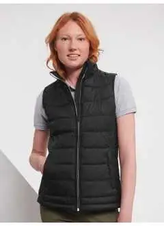 100% polyester. Veate avec tissu DWR haute performance traité avec Aquapel de Nanotex®. Sans fluor ni PFCCol montant avec protège-menton et rabat-tempête intérieur. Zip, doublure et détails contrastés, 2 poches latérales et 1 poche intérieure zippée. Accès intérieur discret pour décoration au niveau de la poitrine gauche. Ourlet ajustable avec cordon élastique.