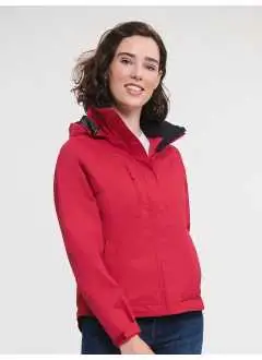 100% nylon Taslan. Giacca impermeabile con maniche raglan, cerniera nascosta, cappuccio a 3 strati richiudibile e colletto interno in micropile, polsini regolabili, rivestimento interno in maglia per un comfort e traspirabilità superiori. Lavabile a 30°C (non usare ammorbidente).