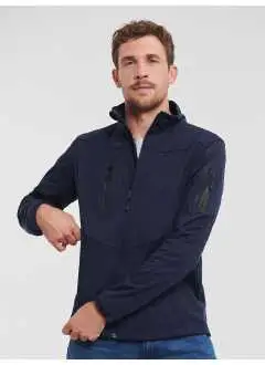 100% poliéster. Suave al tacto impermeable y transpirable. Chaqueta softshell en tejido elástico que se adapta al movimiento del cuerpo. Aberturas de bajo del brazo, puños ajustables en dos posiciones.