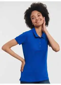 95% cotone, 5% LYCRA®. Polo piqué manica corta, con taglio sartoriale elegante e pattina sottile a 4 bottoni, piccola etichetta senza logo sul collo. Col. LX: 88% cot. 7% vis. 5% LYCRA®.