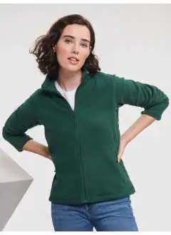 100% polyester anti-peluche. Polaire avec surface lisse et compacte, coupe féminine, 2 poches zippées, zip complet ton sur ton et cordon élastique avec stopper en bas du corps.