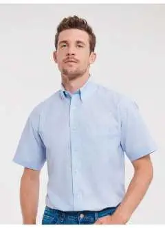 70% coton 30% polyester. Chemise manches courtes pour homme avec col boutonné et poche côté coeur en V. Bas arrondi, bouton de rechange. (Col. 30: 130g/m²).