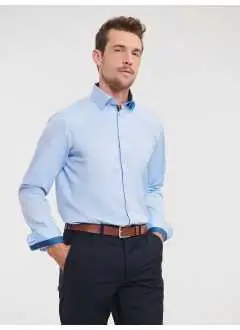 84% coton, 16% polyester. Chemise à manches longues pour hommes avec contrastes à la mode, ourlet arrondi, bordures contrastantes autour de la patte de boutonnage inférieure, pinces au dos pour une meilleure coupe, poignets ajustables à 2 boutons arrondis. (col. 30: 125 g/m)