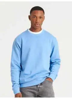 80% algodón, 20% poliéster. Sudadera con mangas set-in, cuello, puños y bajos elástico. Slim fit, interior cardado. Etiqueta extraíble.