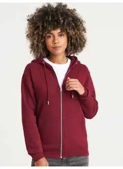 80% algodón orgánico, 20% poliéster reciclado. Sudadera con cremallera completa y capucha de doble capa con cordones de ajuste en contraste, bolsillo tipo canguro, doble costura, dobladillo y puños de canalé, forro polar en el interior, etiqueta extraíble.