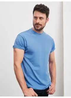 100% coton. Tee-shirt manches courtes single-jersey, Tissu extérieur (150 g/m²). Col rond avec élasthanne, Bande de propreté d'épaule à épaule, Double couture au col, aux épaules, emmanchures et au bas corps