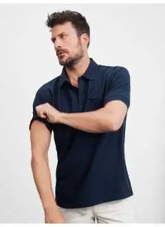 60% cotone, 40% poliestere. Polo piqué classica con taschinoPiqué finemente strutturato di alta qualità. Colletto polo e bordini manica lavorati a maglia, spacchetti laterali. Taschino applicato, necktape, bottoni tono su tono. Cuciture doppie sulle spalle e sul giro manica, Tessuto esterno (210 g/m²). Cotone/Fibra sintetica, Taschino, Manica corta,