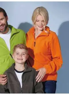 100% poliestere. Felpa sportiva in fleece pesante, Fleece anti pilling di facile manutenzione. Colletto a lupetto, cuciture doppie sul giro manica e sulle spalle, Cordino con stopper sull'orlo, bordini elastici con elastan. Tessuto esterno (300 g/m²). Manica lunga, Colletto alla coreana