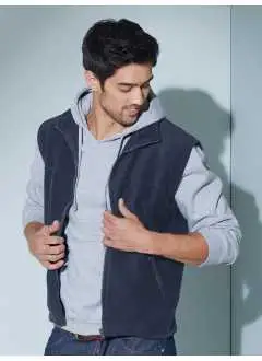 100% polyester. Gilet homme, Tissu extérieur: (300 g/m²). Entretien facile et traitement anti- boulochage, emmanchures et bas avec renfort nylon,  double couture au col, aux manches et en bas, 2 poches latérales zippées, cordon de serrage avec  stoppeurs.