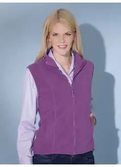 100% polyester. Gilet micropolaire, Tissu extérieur (280 g/m²). Entretien facile avec traitement anti-boulochage, Porté très confortable, Coupe près du corps et cintrée, 2 poches latérales , Col, emmanchures et bas élastiques