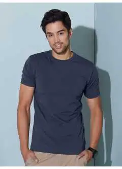 95% cotone, 5% elastane. T-shirt aderente con elastan, Single elastic di facile manutenzione, Cuciture laterali, Scollo rotondo con bordino stretto, Tessuto esterno (200 g/m²). Manica corta. Slimfit.