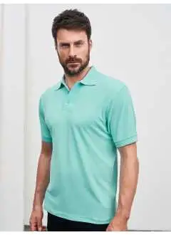 100% cotone piqué. Polo a maniche corte set-in, taglio sportivo con spacchetti laterali, 3 bottoni tono su tono, doppie cuciture su spalle e giro manica,. Struttura con cuciture laterali.
