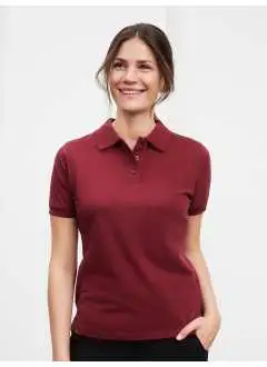 100% cotone piqué. Polo a maniche corte set-in, taglio sportivo con spacchetti laterali, 3 bottoni tono su tono, doppie cuciture su spalle e giro manica. Struttura con cuciture laterali.