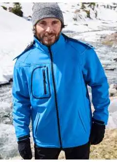 95% cotone, 5% elastane. Giacca invernale in softshell,Tessuto funzionale a 3 strati con membrana TPU , Idrorepellente e antivento (5.000 mm colonna d'acqua), traspirante e permeabile al vapore, Le cuciture non sono chiuse, Cappuccio staccabile, imbottito e foderato, colletto in caldo pile, Cerniere sotto le maniche per un'ulteriore ventilazione, protezione antivento totale , Filetti a costa riflettenti sulle spalle e sulle tasche anteriori, 2 tasche anteriori, 1 taschino interno e tasca portacellulare, Cerniera bidirezionale, Cordino elastico con stopper in vita e sul cappuccio. Cerniera per ricamo sulla schiena, Fodera: 100% poliestere, Imbottitura: 100% poliestere, Raglan, Colonna d'acqua 5.000 mm, imbottito, antivento e idrofugo