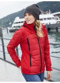 95% cotone, 5% elastane. Giacca termica in materiale misto tecnico, Elementi cuciti sul retro imbottiti, inserti softshell elastici, Antivento e acqua repellenti, Cappuccio softshell staccabile e regolabile, Protezione dal vento rinforzata dalla protezione mento, 4 tasche frontali con contrasto di cerniera, Tasca interna con cerniera, tasca in maglia interna, Stampa riflettente sul retro, avvitata, Tessuto esterno: 95% poliestere, 5% elastan, Tessuto esterno 2: 100% poliammide, Fodera: 100% poliestere, Imbottitura: 100% poliestere, Velcro, pence sulla schiena,trapuntato, Taglio sciancrato, Thermo, imbottito, antivento e idrofugo