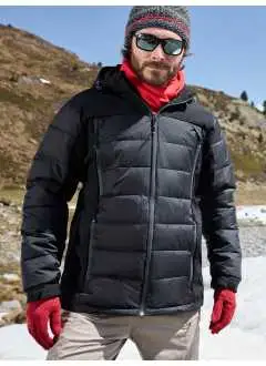 95% coton, 5% élasthanne. Veste matelassée extrême, Tissu extérieur: 95% polyester, 5% élasthanne, Tissu extérieur 2: 100% polyamide, Doublure: 100% polyester, Rembourrage:  100% polyester, Bas du dos softshell, Déperlante et coupe-vent, Capuche en softshell, amovible et réglable, Zip avec protection menton, 4 poches avant, zips contrastés, Poche intérieure,  poche filet intérieure, Impression réfléchissante  à l'arrière, Cordon élastique avec stoppeurs à la capuche, Ouverture jeannette