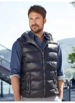 100% poliamide. Exterior y forro: 100% poliamida Relleno: Plumas, 90% de oca. Chaqueta en tejido ultraligero reversible, con capucha estilo casual, resistente al viento, impermeable. La chaqueta se puede guardar fácilmente en una bolsa separada. Dobles costuras, dos bolsillos laterales con cremalleras y dos bolsillos internos.