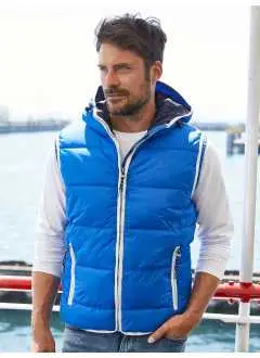 100% polyamide. Tissu extérieur: 100% polyamide. Doublure: 100% polyester. Matelassage :  100%  polyester. Gilet matelassé homme avec capuche coupe-vent et déperlant, deux poches avant, poche poitrine à l''intérieur. Rabat coupevent, garnitures contrastées. Capuche avec cordon élastique et stopper. Emmanchure élastique pour une tenue parfaite.