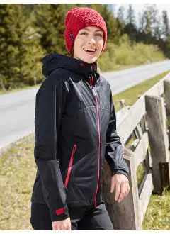 100% polyester. Veste softshell ultra-légère. Tissu fonctionnel avec membrane en TPU, coupe-vent et imperméable, respirant et perméable à la vapeur. Couture hermétique (colonne d'eau 10 000 mm), fermeture éclair étanche, deux poches latérales avec zip, capuche ajustable, forme ergonomique avec dos légèrement plus long.