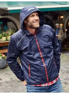 100% polyester. Tissu extérieur: 100% polyester. Doublure: 100% polyester. Imperméable et coupe-vent (3.000 mm colonne d'eau), enduction PU respirante, évacue la transpiration (1,500g/m²/24 h). Coutures étanches. Zips contrastés. Fermeture zippée avec protège menton.Capuche ajustable avec cordon élastique, 2 poches latérales zippées, poche intérieure. Détails réflechissants sur la capuche, l'avant et l'arrière. Ouverture zippée au dos pour personnalisation.