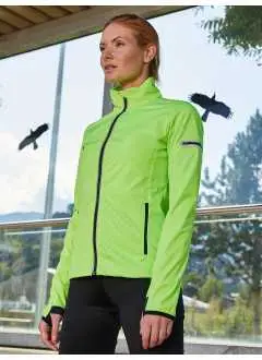 100% polyester. Veste Softshell avec tissu 3 couches, membrane TPU, coupe-vent et hydrofuge, perméable à l'air et à la vapeur, zip frontal dissimulé et réfléchissant, 2 poches latérales avec zip, 2 poches  intérieures, manchette élastique et boucle de pouce.