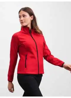 100% poliestere. Giacca in softshell a due strati, idrorepellente, antivento e traspirante, parte interna in morbido micropile, zip frontale con protezione per il mento. 2 tasche laterali con zip, 2 tasche interne, polsini elastici, leggermente sfiancata.
