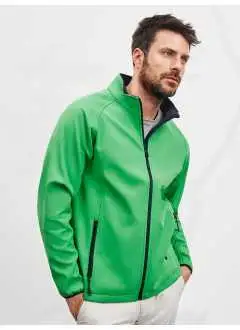 100% poliestere. Giacca in softshell a due strati, idrorepellente, antivento e traspirante. Lato interno in morbido micropile, zip frontale lunga con protezione per il mento. 2 tasche laterali con zip, 2 tasche interne, polsini elastici.