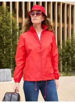 100% polyester. Veste coupe-vent, déperlant (600 mm colonne d'eau). Cordon de serrage en bas de corps, 2 poches latérales, capuche avec cordon de serrage intégrée dans le col. Poignets élastiqués. La veste peut se plier facilement dans la poche et être portée autour de la taille avec un élastique. Légèrement cintrée.