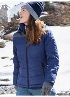 100% polyester. Veste matelassée en mix de tissus avec motif matelassé en surpiqûre. Tissu coupe vent et déperlant (1,500 mm colonne d'eau), col montant, capuche ajustable. Fermeture zippée avec rabat coupe-vent. Poignets élastiques intérieurs, Poches latérales zippées, 1 poche intérieure. Ouverture jeannette au dos pour personnalisation, taille ajustée