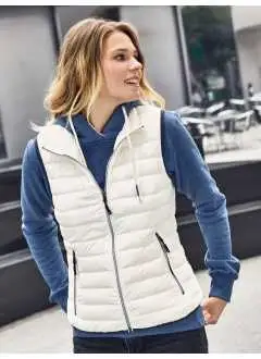 100% polyamide. Doudoune légère, coupe-vent et déperlante pour femmes.
Doublure et fermetures éclair de couleur contrastée
Bordures des bras et de la taille de couleur contrastée
2 poches latérales zippées, ventilées
Garnissage : 90% plume, 10% duvet