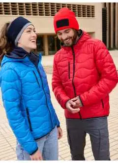 100% polyamide. Doublure 100% polyamide, rembourrage 100% polyester. Tissu coupe-vent et résistant à l'eau, capuche, bande élastique sur la capuche, les manches et le bas, 2 poches latérales et 1 poche poitrine zippée, 2 poches intérieures, fermetures éclair YKK, légèrement cintrée.