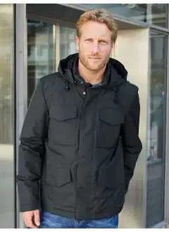100% polyamide. Doublure 100% polyamide, rembourrage 100% polyester. Veste d'affaires, extérieur doux, intérieur surpiqué, avec un rembourrage DuPont™Sorona, tissu coupe-vent et résistant à l'eau (colonne d'eau de 5000 mm), respirant et perméable à la vapeur d'eau (1 500 g/m²/24h), col montant, capuche réglable et amovible, zip caché avec protège-menton, 2 poches avant, 2 poches poitrine cousues, 1 poche interne zippée, poignets élastiques cachés, fermeture éclair décorative au dos, fermetures éclair YKK.