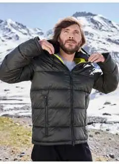 100% poliéster reciclado. Forro: 100% poliestireno reciclado. Acolchado: 100% poliestireno. Chaqueta de invierno acolchada con capucha, acolchado DuPont Sorona, repelente al agua y a las manchas gracias a BIONIC FINISH®ECO, forro en contraste, puños elásticos, 2 bolsillos laterales y uno interior, cordón de ajuste en el bajo, cremallera: YKK.