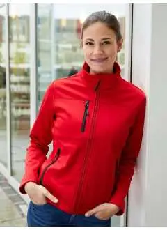 100% poliestere riciclato. Giacca softshell dal taglio sportivo, tessuto a 3 strati con membrana TPU, antivento e idrorepellente (5,000mm colonne), traspirante e permeabile al vapore acqueo, felpata internamente, rivestimento in mesh sul davanti, colletto alto. 2 tasche laterali e un taschino sul petto con zip, zip YKK frontale con protezione per il mento, leggermente sciancrata.