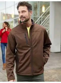 100% poliestere riciclato. Giacca softshell dal taglio sportivo, tessuto a 3 strati con membrana TPU. Antivento e idrorepellente (5,000mm colonne), traspirante e permeabile al vapore acqueo, pile interno, rivestimento in mesh sul davanti, colletto alto. 2 tasche laterali e un taschino sul petto con zip, zip frontale YKK con protezione per il mento.