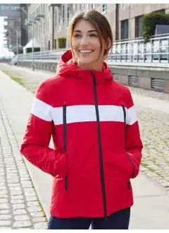 100% polyester. Veste imperméable avec rembourrage DuPont™ Sorona®, tissu extérieur coupe-vent et résistant à l'eau (10.000 mm colonne d'eau), respirant et perméable au vapeur d'eau (5,000 g/m²/24 h). Coutures scellées, capuche rembourrée, détails de couleur contrastée aux manches, au front et à l'arrière. Zip double curseur résistant à l'eau, rabat avec protège menton, 4 poches frontales avec zip imperméable. Poche interne zippée, poche interne en mesh, petite poche zippée à l'avant-bras, ourlet ajustable, poignets avec bandes élastiques et trou pour le pouce, zip de décoration à l'arrière. Coupe légèrement cintrée.