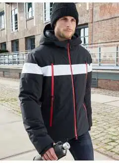100% polyester. Veste imperméable avec rembourrage DuPont™ Sorona®, tissu extérieur coupe-vent et résistant à l'eau (10.000 mm colonne d'eau), respirant et perméable au vapeur d'eau (5,000 g/m²/24 h). Coutures scellées, capuche rembourrée, détails de couleur contrastée aux manches, au front et à l'arrière. Zip double curseur résistant à l'eau, rabat avec protège menton, 4 poches frontales avec zip imperméable. Poche interne zippée, poche interne en mesh, petite poche zippée à l'avant-bras, ourlet ajustable, poignets avec bandes élastiques et trou pour le pouce, zip de décoration à l'arrière.