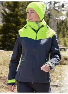 100% polyester recyclé. Veste softshell doublée en polyester recyclé avec membrane TPU, coupe-vent et résistante à l'eau (10.000mm colonne d'eau), respirant et perméable au vapeur d'eau (5,000 g/m²/24 h). Coutures scellées, zips résistants à l'eau, zip double curseur caché avec protège-menton, 2 poches latérales, une poche interne, capuche ajustable, poignets avec fermeture par velcro, coupe ergonomique, dos allongé, détails réfléchissants aux manches et à l'arrière, zip de décoration à l'arrière. Coupe légèrement cintrée.