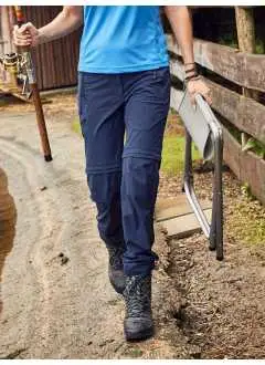 85% poliammide, 15% elastan. Pantaloni da trekking con cerniera per trasformarli in pantaloncini, tessuto leggero robusto e bielastico, idrorepellente e antimacchia grazie al BIONIC-FINISH®ECO. Asciugatura rapida, elastici in vita, passanti per cintura, 2 tasche laterali, 1 tasca posteriore, 1 tasca sulla gamba, tutte con cerniere.