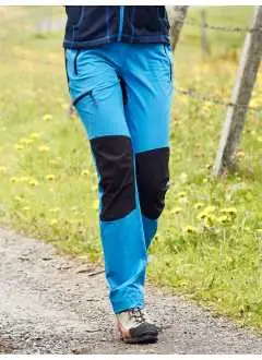 85% poliammide, 15% elastan. Pantaloni da trekking, tessuto leggero, robusto e bielastico, idrorepellente e antimacchia grazie al BIONIC-FINISH®ECO, ad asciugatura rapida, inserti in contrasto sul ginocchio e sul retro con passanti per cintura, 2 tasche laterali, 1 posteriore e 1 sulla gamba tutte con cerniera.