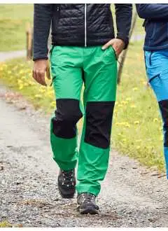 85% poliammide, 15% elastan. Pantaloni da trekking, tessuto leggero, idrorepellente e antimacchia (BIONIC-FINISCH ECO), asciugatura rapida, inserti in contrasto sul ginocchio e sul retro, elastici in vita, passanti per cintura, 2 tasche laterali, 1 posteriore, 1 sulla gamba.