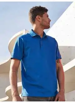 100% cotone. Polo in pregiato jersey singolo di alta qualità in cotone mercerizzato pettinato ring-spun, vestibilità regolare, colletto e giromanica in maglia, spacchetti laterali, 3 bottoni in colore titanio per tutti i colori.