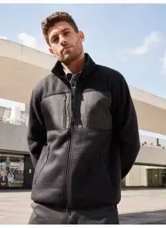 100% polyester (recyclé), tissu uuter 2 : 100% polyester. Veste polaire en tissu mixte, polaire classique, douce et facile d'entretien en polyester recyclé, insert en tissu tissé avec poche poitrine à l'avant, 2 poches latérales et 1 poche poitrine zippée, 2 poches intérieures, fermeture éclair double sens à l'avant, col montant, fermetures éclair YKK.
