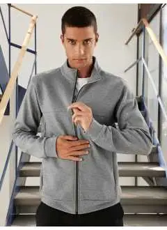 47% cotone, 46% poliestere, 7% elastan. Felpa da uomo in tessuto interlock indeformabile, in policotone elasticizzato, zip lunga, collo alto, 2 tasche laterali nascoste con zip, 2 tasche interne, fascia e polsino con orlo
