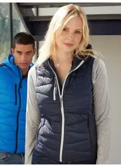 100% polyamide. Polaire extensible facile d'entretien, combinée à des empiècements matelassés à l'avant, au dos et sur la capuche, rembourrage chaud sorona® AURA, fermeture zippée dissimulée sur toute la longueur, protection menton, poche latérale et poche poitrine avec fermeture zippée, 2 poches intérieures, fermetures zippées : YKK