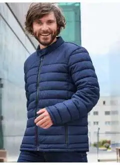 100% poliéster reciclado . Chaqueta acolchada para hombre de poliéster reciclado, acabado BIONIC-FINISH ECO repelente al agua y las manchas, acolchado antifrío sorona®AURA, parte delantera y trasera sin acolchar para facilitar la impresión o el bordado, cremallera entera, cuello alto con botón de presión, 2 bolsillos laterales con cremallera, 1 bolsillo interior con cremallera, cremallera: YKK