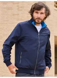 100% poliamida. Cortaviento para hombre en tejido fácil de cuidar, puños de elastano, cremallera larga, 2 bolsillos laterales con cremallera, 2 bolsillos laterales con cremallera y botones de presión, 2 cremalleras ocultas en la costura lateral para decoración, cremalleras YKK