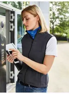 95% poliestere, 5% elastane. Gilè funzionale in tessuto a membrana a tre strati, Materiale funzionale a tre strati con membrana in TPU, Antivento, traspirante e idrorepellente (5.000 mm colonna d'acqua), Le cuciture non sono chiuse, Lato interno in microfleece, fodera in rete sul lato anteriore, 2 tasche laterali con cerniera, Cordino elastico con stopper in vita, Cerniera sulla schiena, leggermente sciancrata. Fodera in fleece,Softshell, Colonna d'acqua 5.000 mm, antivento e idrofugo