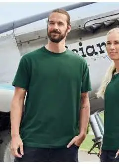 95% coton 5% élasthanne. T-shirt en coton biologique peigné ringspun, col rond avec élasthanne, bande de propreté dans le col, lavable à 40° C, adapté au sèche-linge. UV Protection UPF 50+
